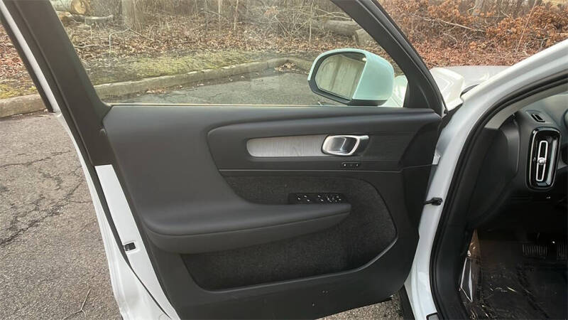 2025 Volvo XC40 B5 Core Bright Theme