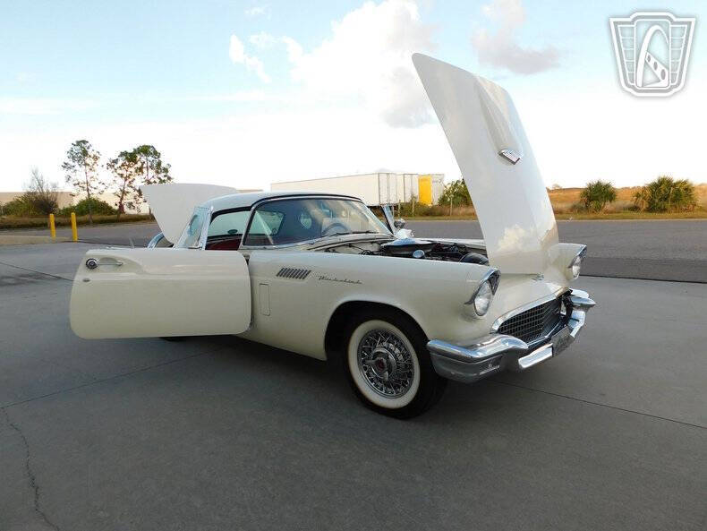 1957 Ford Thunderbird
