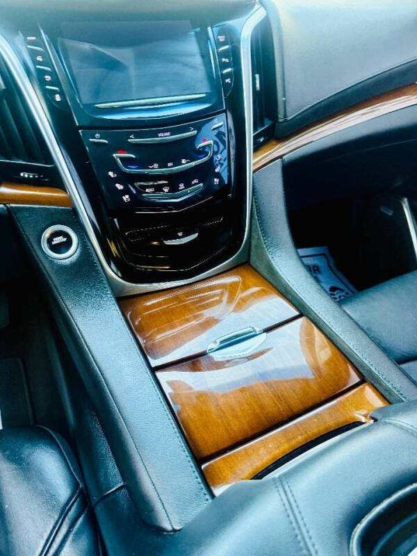 2017 Cadillac Escalade Standard