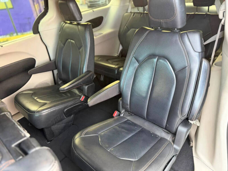 2017 Chrysler Pacifica Touring-L Plus
