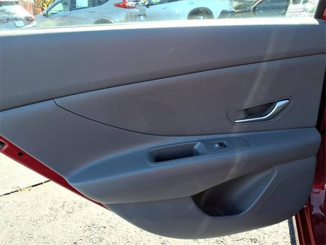 2024 Hyundai Elantra SE