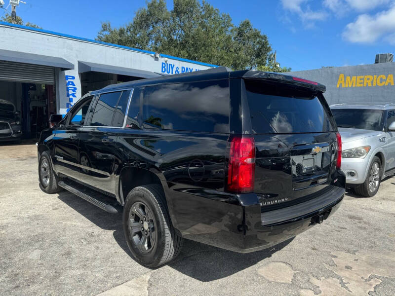 2018 Chevrolet Suburban LT photo 4