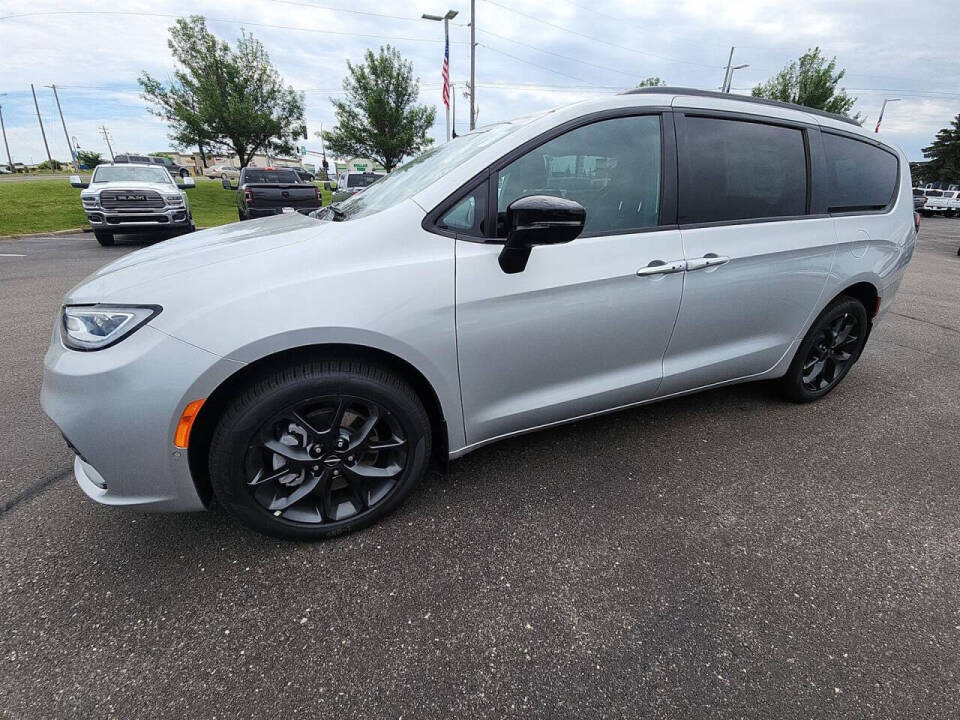 2024 Chrysler Pacifica for sale at Victoria Auto Sales in Victoria, MN