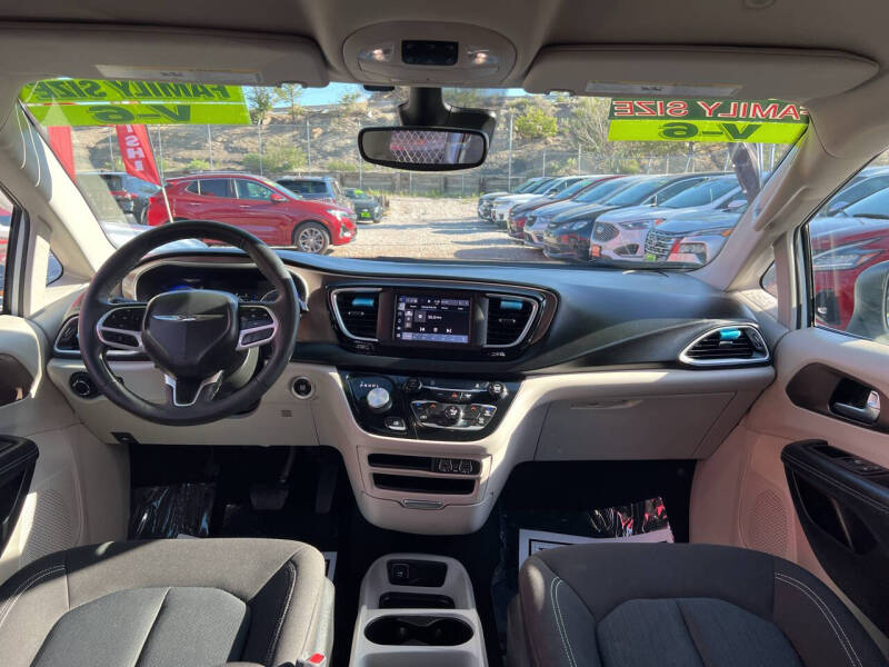 2023 Chrysler Voyager LX