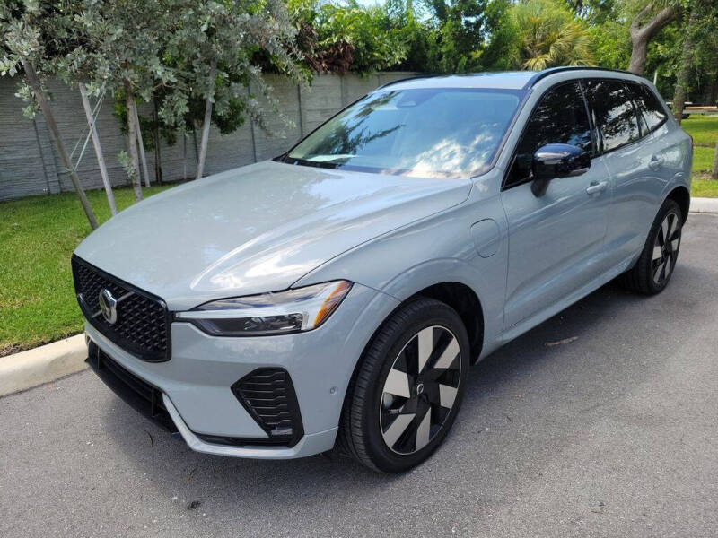 2025 Volvo XC60 T8 Plus Dark Theme