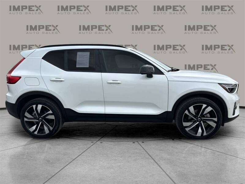 2025 Volvo XC40 B5 Plus Dark Theme