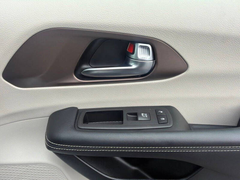 2023 Chrysler Voyager LX