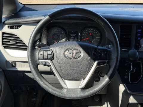 2017 Toyota Sienna LE 8-Passenger