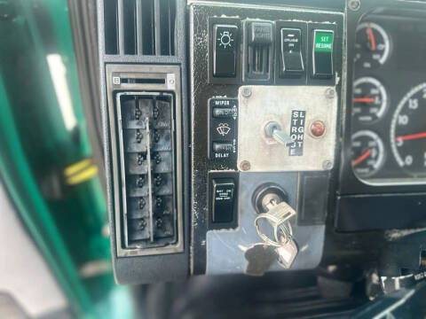 2001 Freightliner FL70