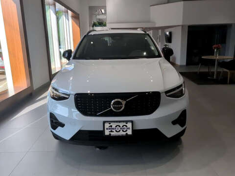 2025 Volvo XC40 B5 Plus Dark Theme
