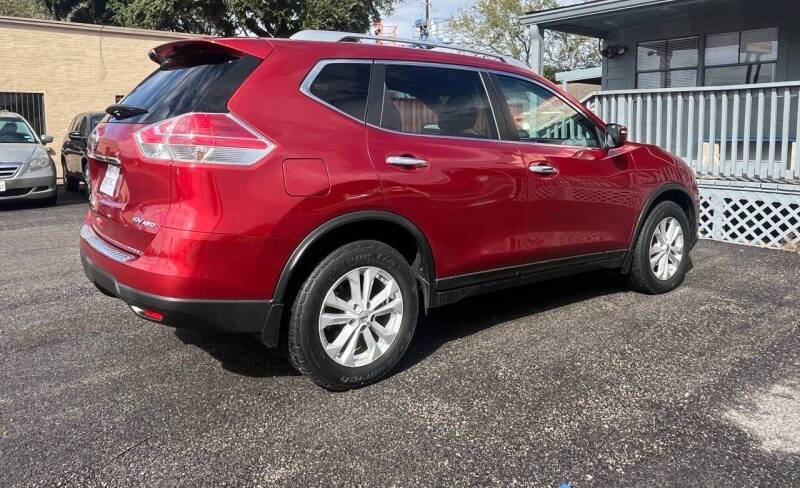 2015 Nissan Rogue SV photo 2