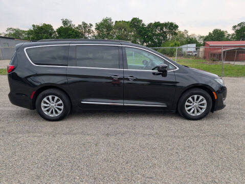2017 Chrysler Pacifica Touring-L