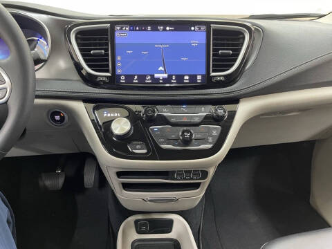 2024 Chrysler Pacifica Plug-In Hybrid Select
