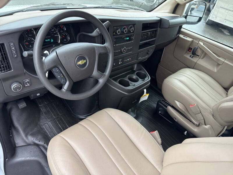 2025 Chevrolet Express 3500