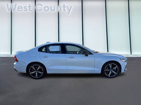 2024 Volvo S60 B5 Plus Dark Theme