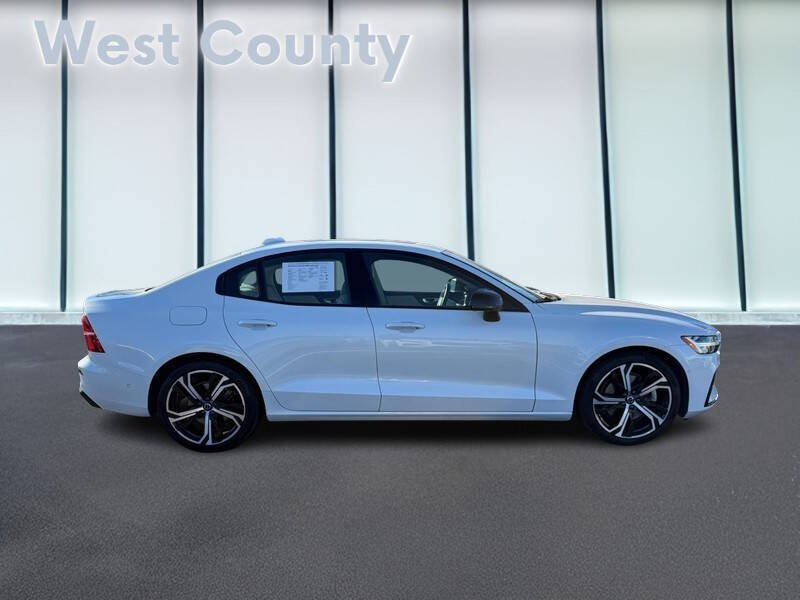 2024 Volvo S60 B5 Plus Dark Theme