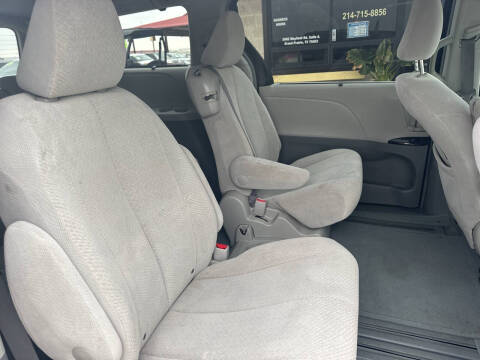 2011 Toyota Sienna LE 7-Passenger Auto Access Seat