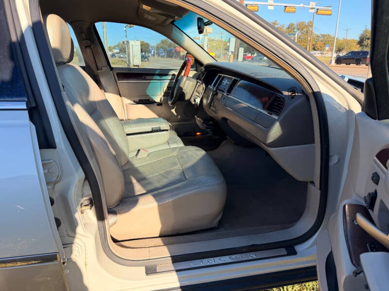 2005 Lincoln Town Car Signature Limited