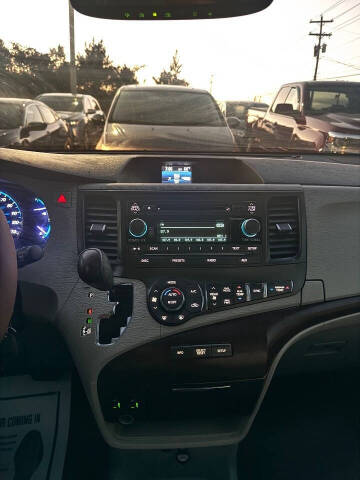 2013 Toyota Sienna XLE 8-Passenger