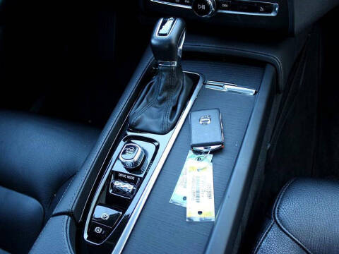 2020 Volvo XC90 T6 Momentum 6-Passenger