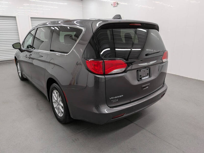 2022 Chrysler Voyager LX
