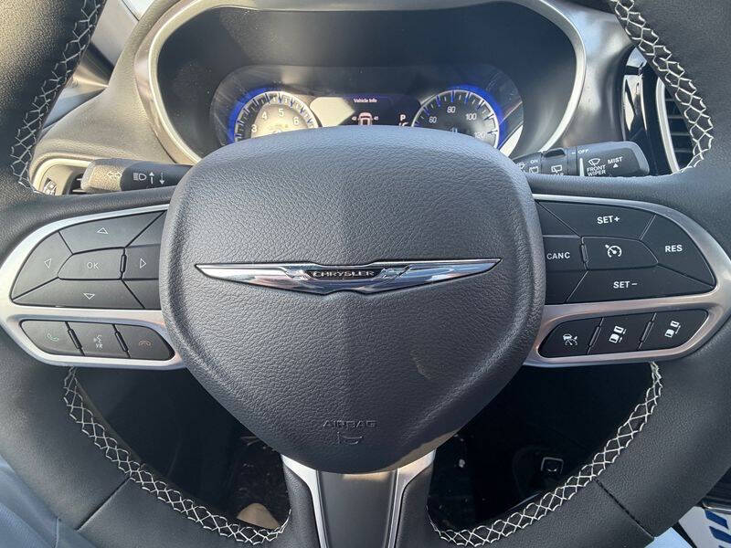 2025 Chrysler Voyager LX