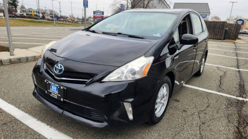 2013 Toyota Prius v Five's photo