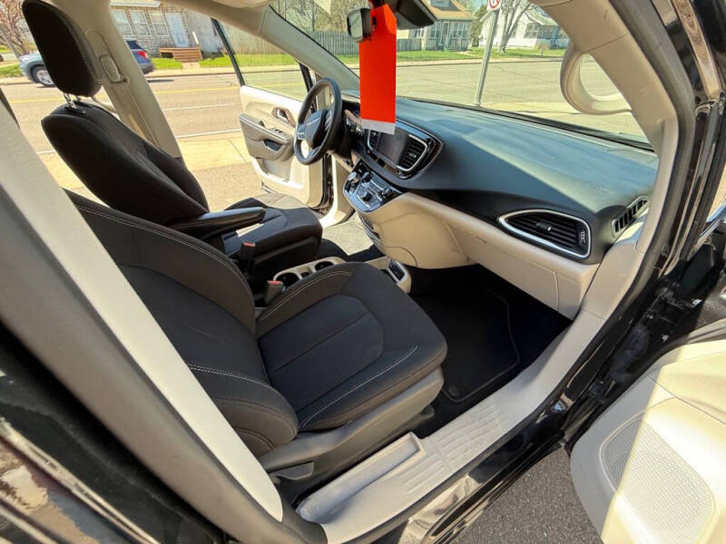 2023 Chrysler Voyager LX