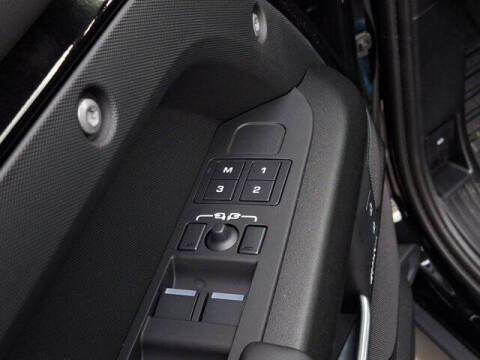 2025 Land Rover Defender 130 V8 P500