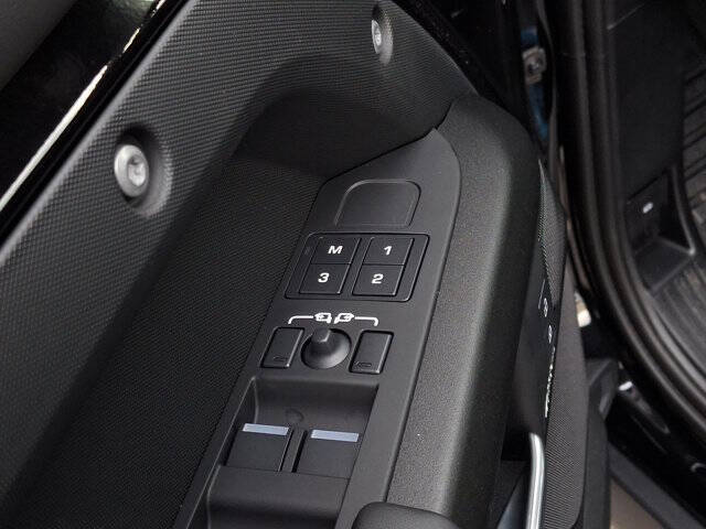 2025 Land Rover Defender 130 V8 P500