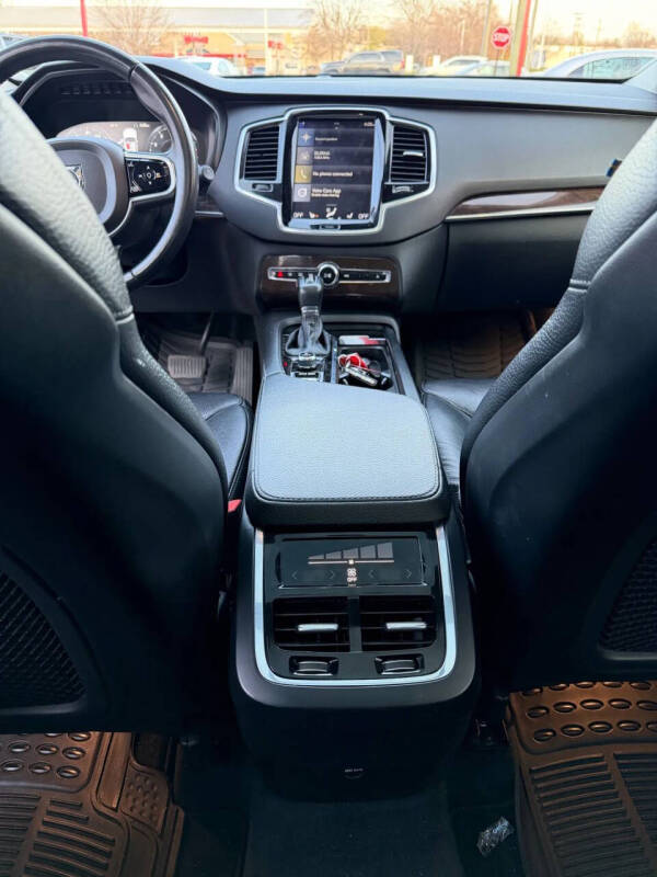 2017 Volvo XC90 T6 Momentum