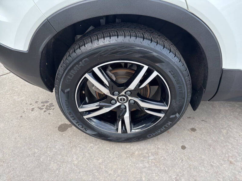 2023 Volvo XC40 B5 Plus Bright Theme