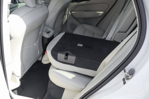 2024 Volvo XC60 B5 Core Dark Theme