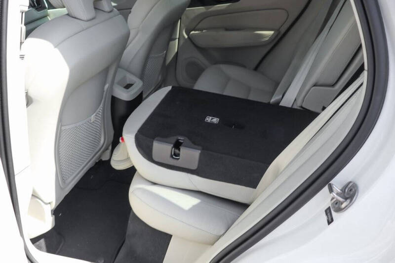 2024 Volvo XC60 B5 Core Dark Theme