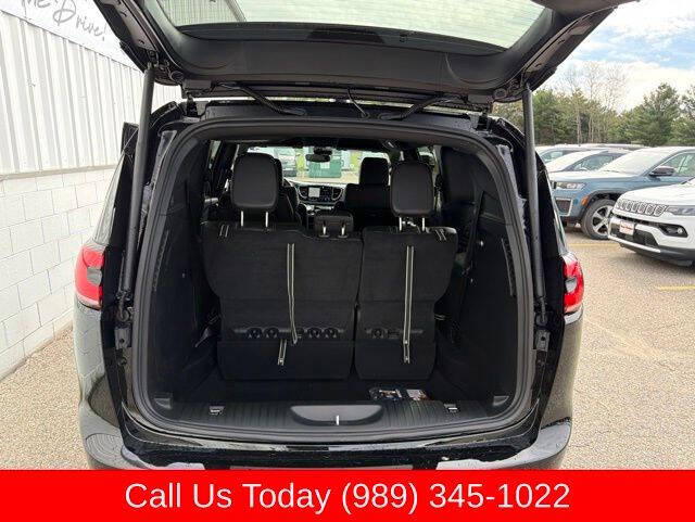 2027 Chrysler Pacifica Select