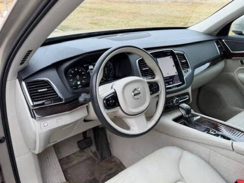 2016 Volvo XC90 T6 Momentum
