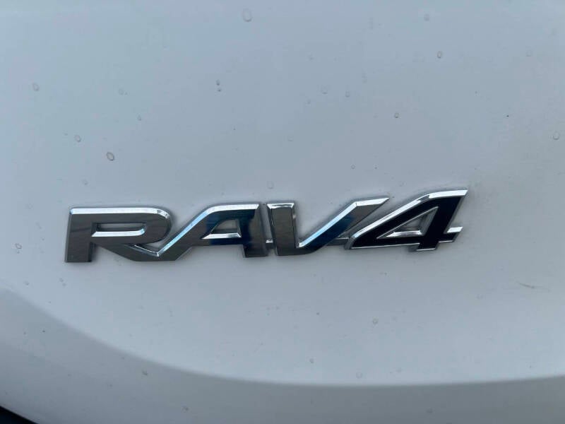 2013 Toyota RAV4 LE photo 23