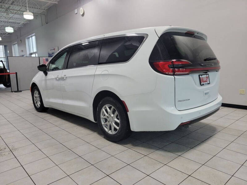 2027 Chrysler Pacifica Select