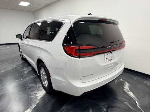 2027 Chrysler Pacifica Select