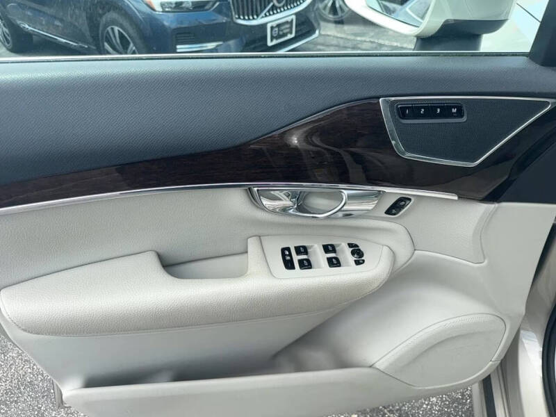 2016 Volvo XC90 T6 Momentum