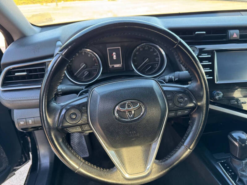 2019 Toyota Camry SE photo 18