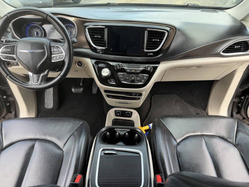 2017 Chrysler Pacifica Touring-L Plus