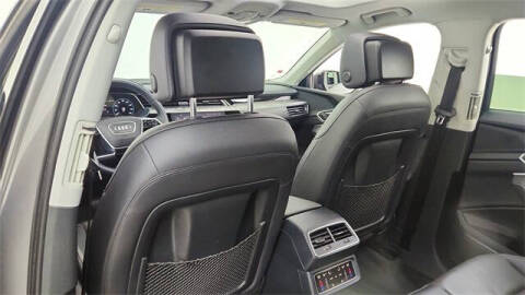 2022 Audi e-tron quattro Premium Plus