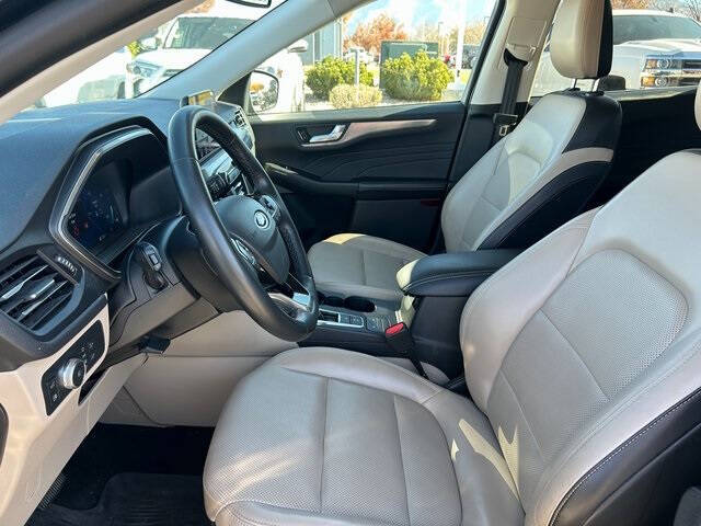 2022 Ford Escape Hybrid Titanium