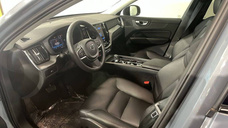 2024 Volvo XC60 B5 Core Dark Theme
