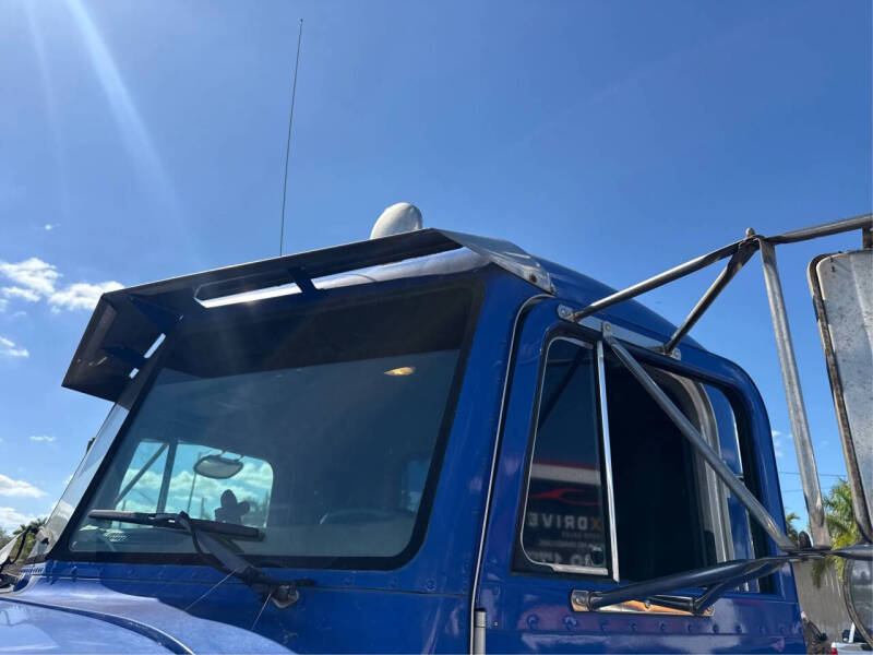 2004 Peterbilt 330
