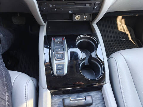 2020 Honda Pilot Touring w/Rear Captain's Chairs