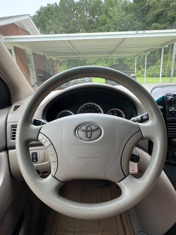 2004 Toyota Sienna LE 7 Passenger