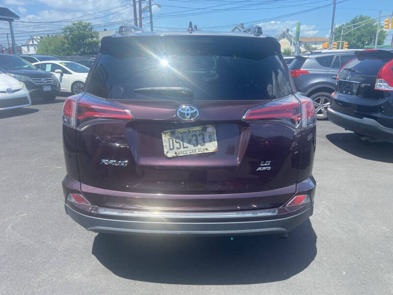 2018 Toyota RAV4 LE photo 5