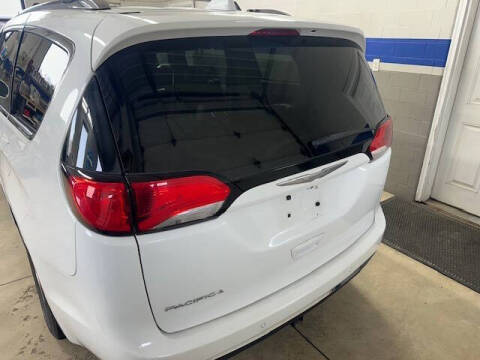 2017 Chrysler Pacifica Touring-L Plus